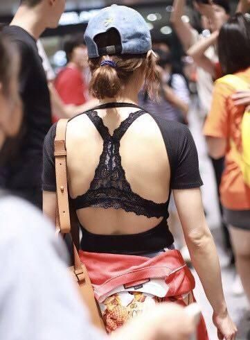 奚梦瑶才是穿小心机露背装的鼻祖，蔡依林机场秀一对比输太惨