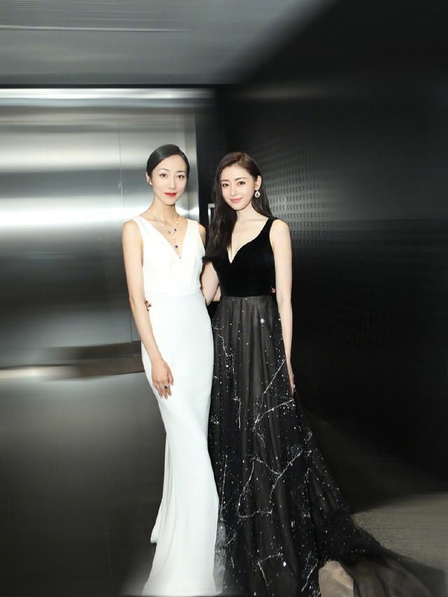 35岁韩雪身穿豆沙色连衣裙亮相，比00后还要美，网友：大妈变女神