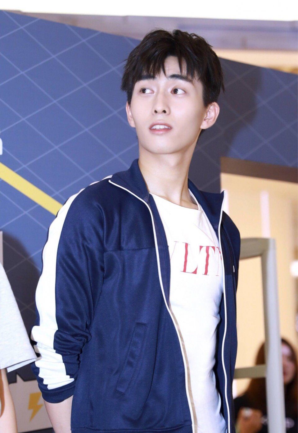 开学第一件事，就是学王钰威穿校服!