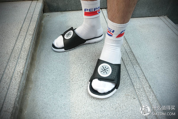 马克实测 篇一:11双澡堂拖鞋大测评!谁说不能下水的拖鞋就不是好