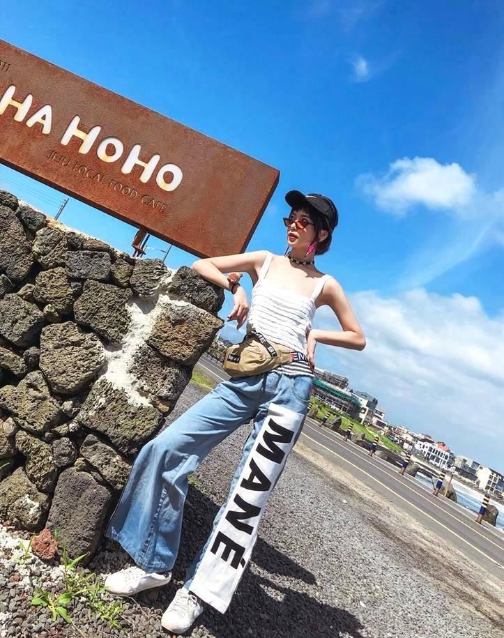 美女岚雪长相卓越多姿身材优美