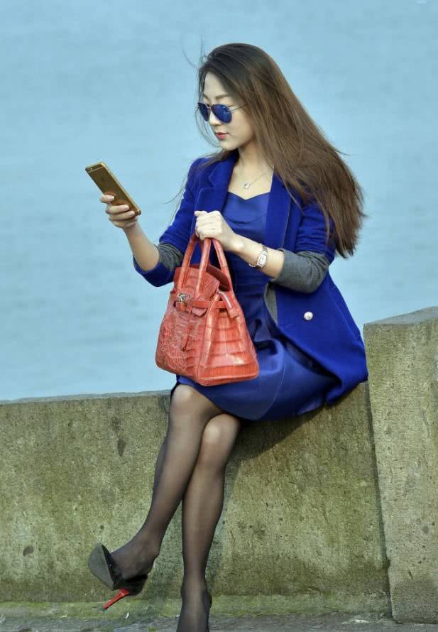 街拍：很惬意，在湖边吹风，蓝裙黑丝性感美女