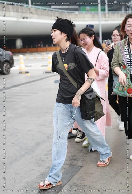 窦靖童轻装上阵！茶缸、木箱全都不见了，网友：这么利落真不习惯