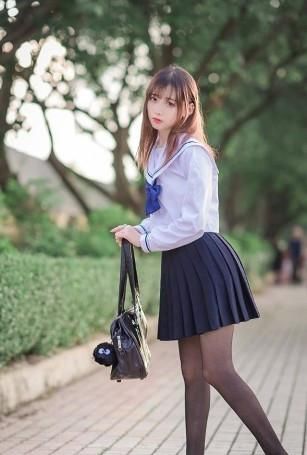  「穿着」路人街拍，小姐姐穿着白色衬衫，看上去确实很有美感