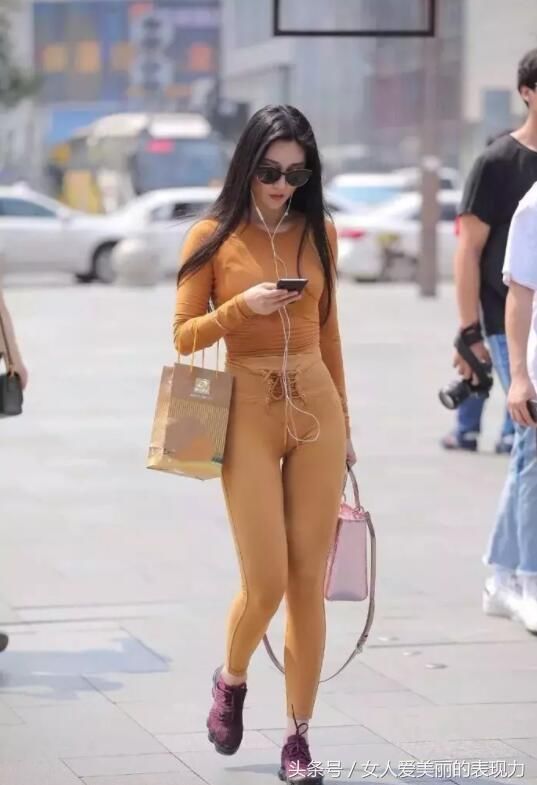 紧身衣搭配打底裤颜色很重要，像她穿的土黄色就很吸引我的注意力