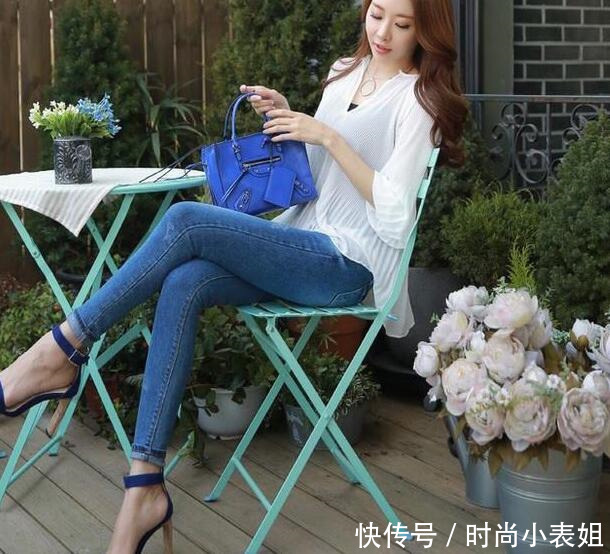 女神街拍：漂亮的紧身牛仔裤小姐姐，穿出时尚女神范儿