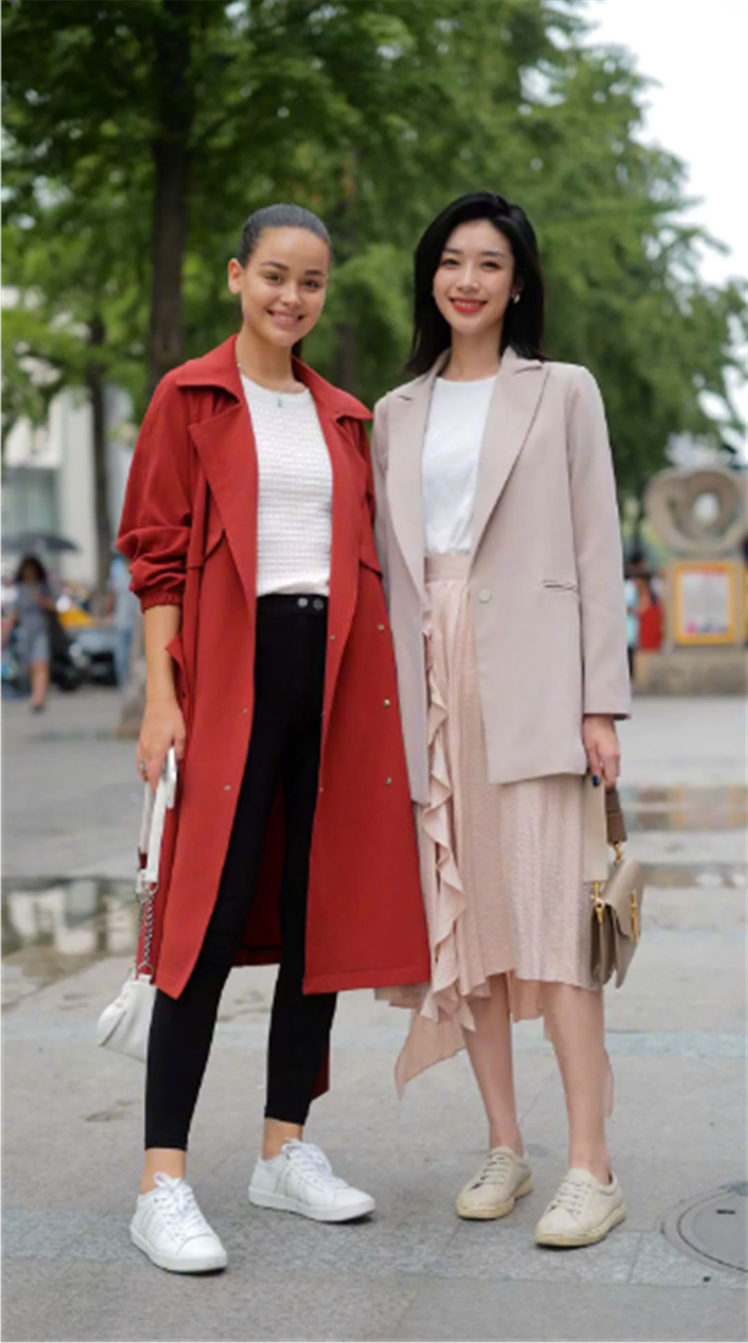 街拍:图6美女找个丑女当闺蜜，上街就被对比，扎心了!