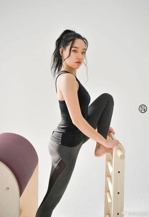 路人街拍：穿长裙长裤的小姐姐，优雅的身姿和性感的香肩很美