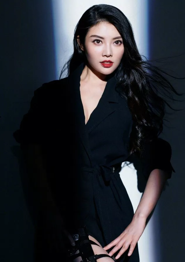 徐冬冬的浴袍从白色换成了黑色？反而更个性，身材好怎么穿都美！