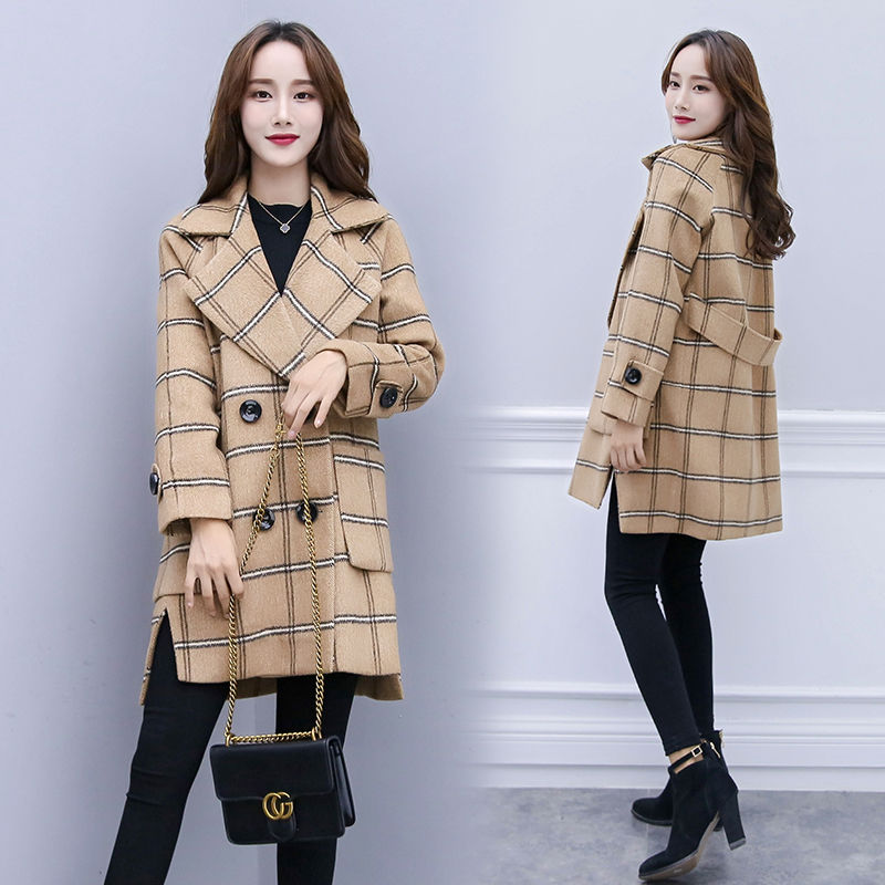 有一款外套叫:毛呢外套!搭小脚裤+短靴，7080穿洋气又显嫩