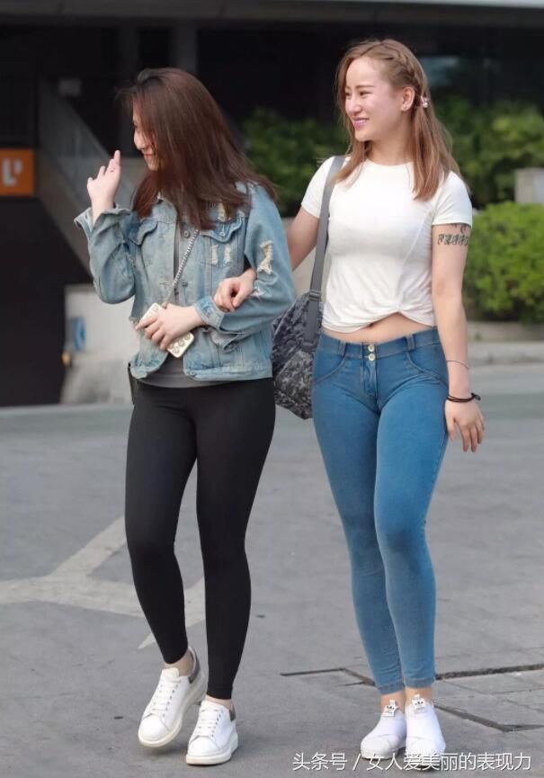 相比牛仔裤我更喜欢打底裤，不仅显身材而且让我的双腿看上去更长