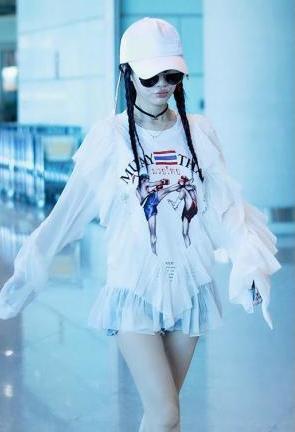 扮嫩只服李小璐！露脐装+热裤36岁嫩成16岁，网友：又做头发了？