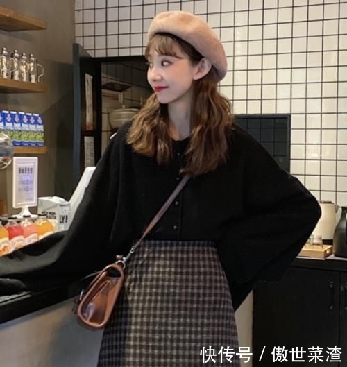  「穿法」建议女生别再穿A字裙了，土土的，试试这种网红穿法，贼时髦