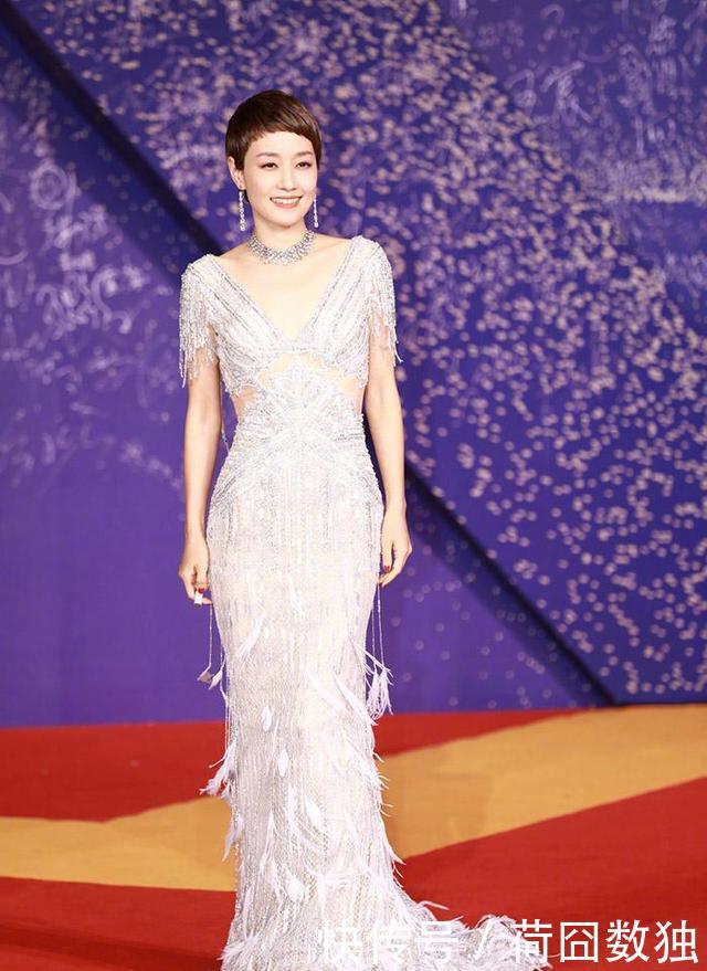  「马伊」44岁马伊琍翻车了，紧身皮裙勒出小肚腩，前凸后翘却更显尴尬