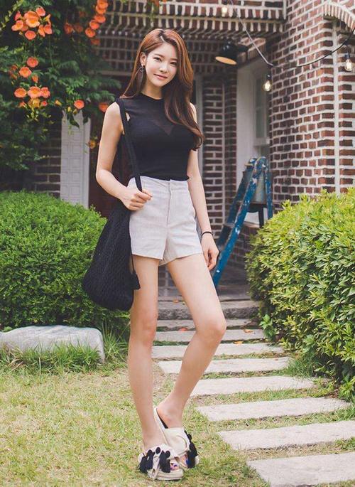 光彩照人的美女穿上紧身打底裤，显出纤细腰肢和迷人的臀部曲线！