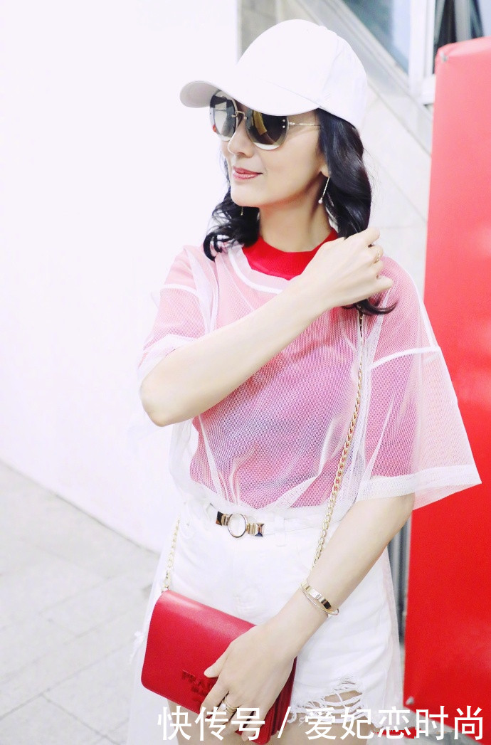 赵雅芝又惊艳了！64岁穿超短裤嫩成20岁，网友：这腿我服了！