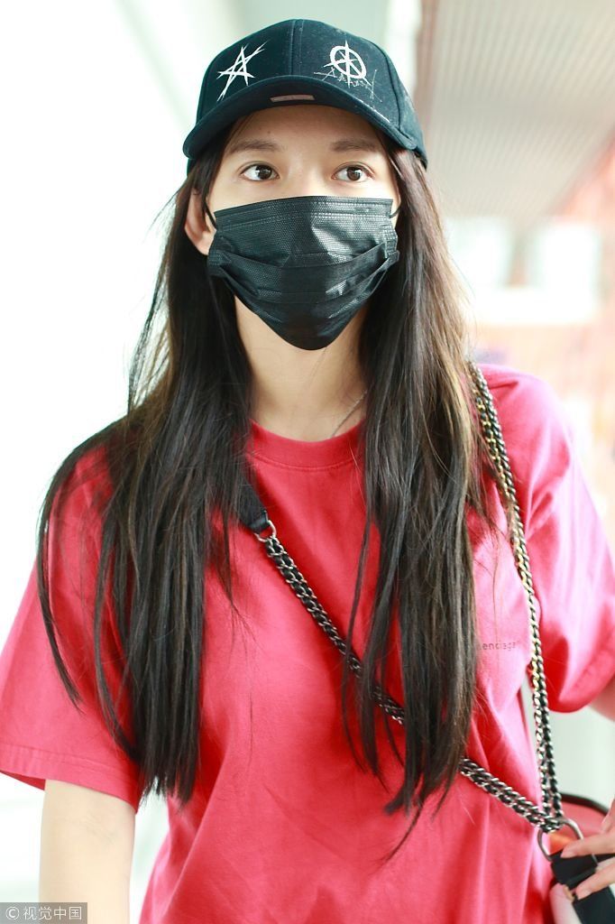 今日份美少女！程潇玩下装消失秀白皙美腿 踩镶钻超厚增高鞋不嫌