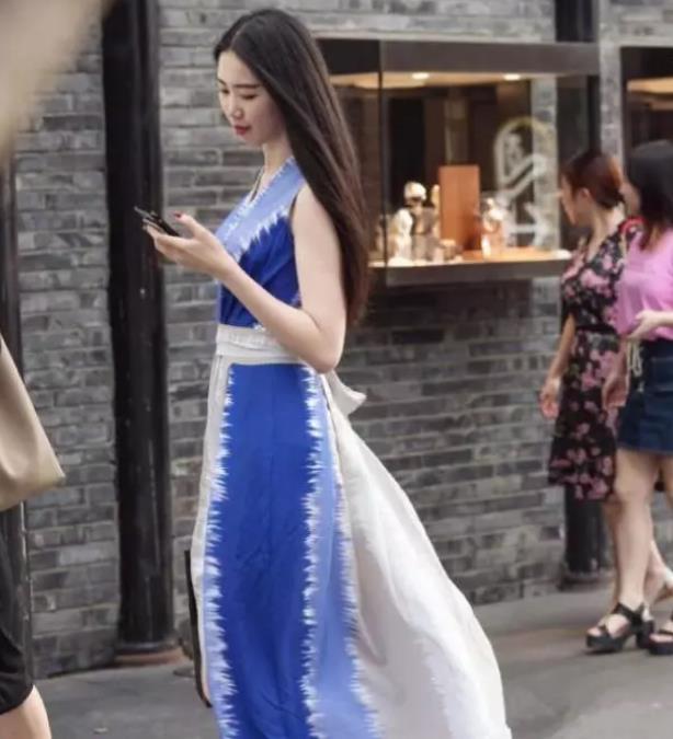 『气质』街拍:戴太阳镜的美女,身穿黑色背心配白色长裙,时尚气质女人味