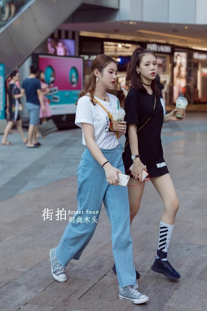 小姐姐们早秋的时尚穿搭，露肤比例拿捏的刚好，清新脱俗，太美!