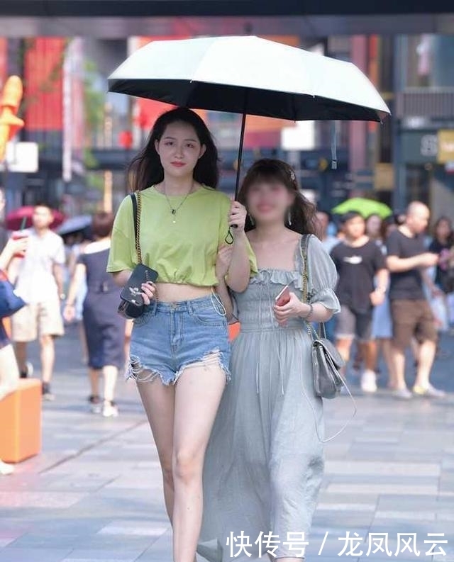  #蓬松装#腿这么长还穿高跟鞋，这是要把闺蜜甩出“宇宙”吗？