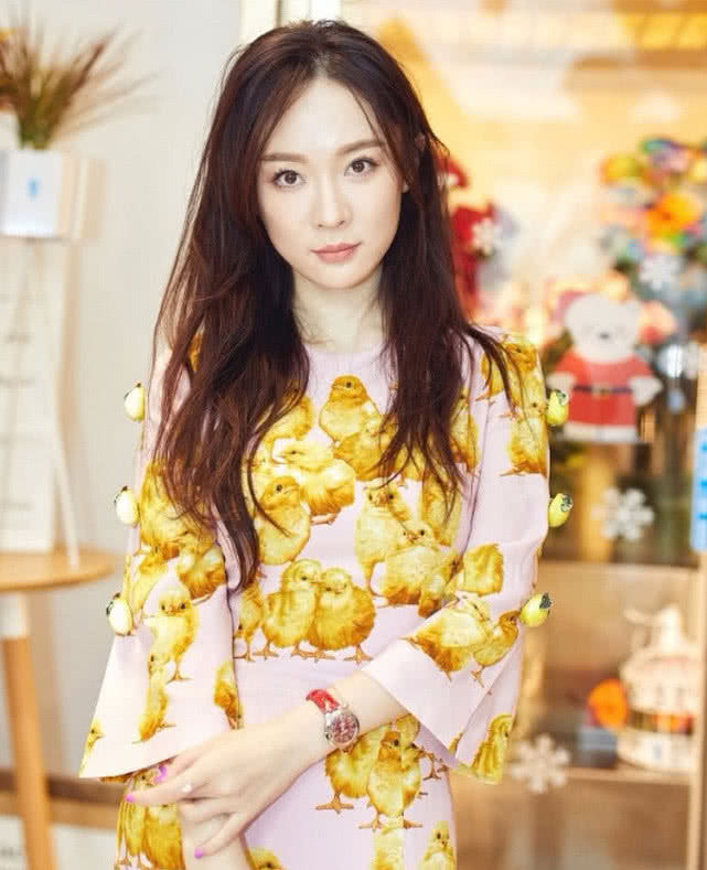 霍思燕太美了，不过却被衣服上的图案抢足了镜头!