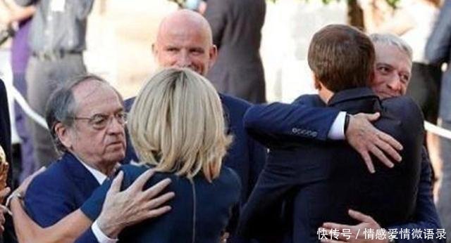 65岁法国第一夫人迎接球员，被总统护在怀中，一双美腿太吸睛！