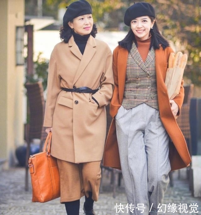  『穿搭』50岁的女人别大衣配打底裤，学“三木母女”这样穿，优雅又时髦！