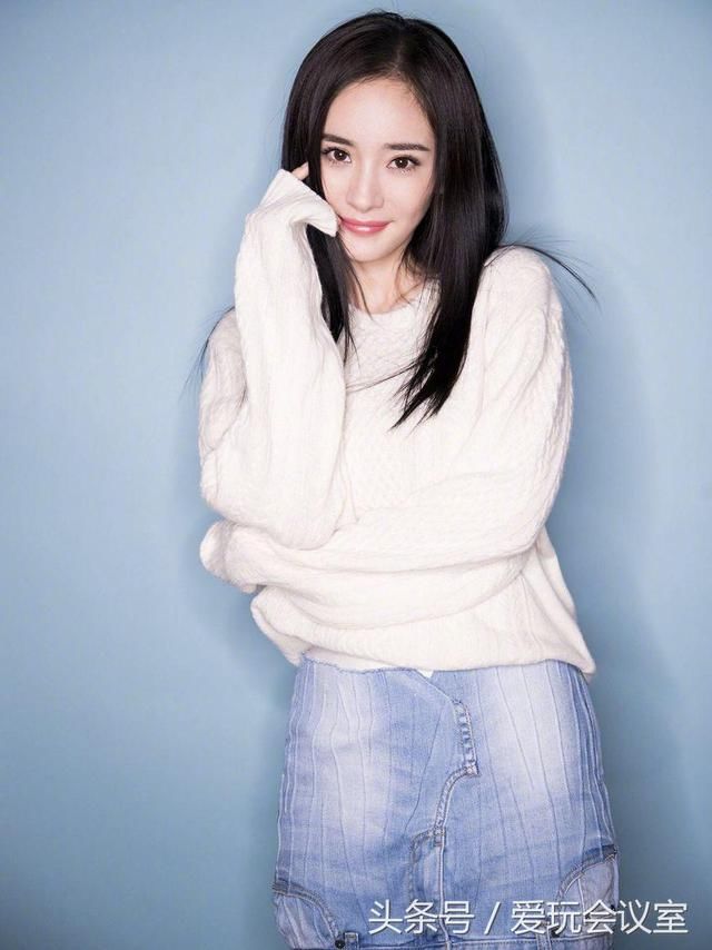 杨幂反穿超短牛仔裙,若隐若现的美腿更诱人,性感中透露着搞笑