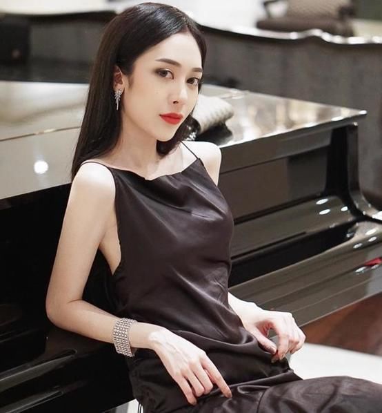  展现|潮流小姐姐贤良淑德，美得精致，展现优雅大气！