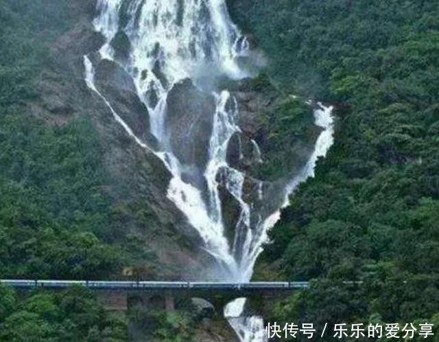 印度最“奇葩”火车,建在300米瀑布之下,一开门窗就会被淹没