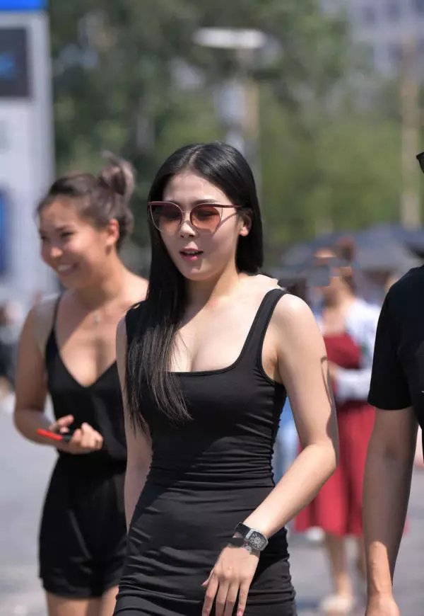 美女与男友出门,身穿黑色包臀连衣裙,曲线身材很漂亮!