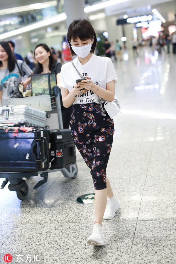 王子文穿上包臀裙大秀玲珑好身材，娇小不失凹凸有致