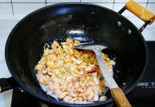 「适合」韭菜炒河虾，4月正当吃，鲜香味美，特别适合孩子