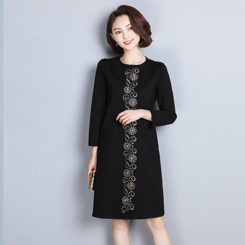 越来越多女人流行穿“立秋裙”，一个比一个洋气，借钱也要买2款