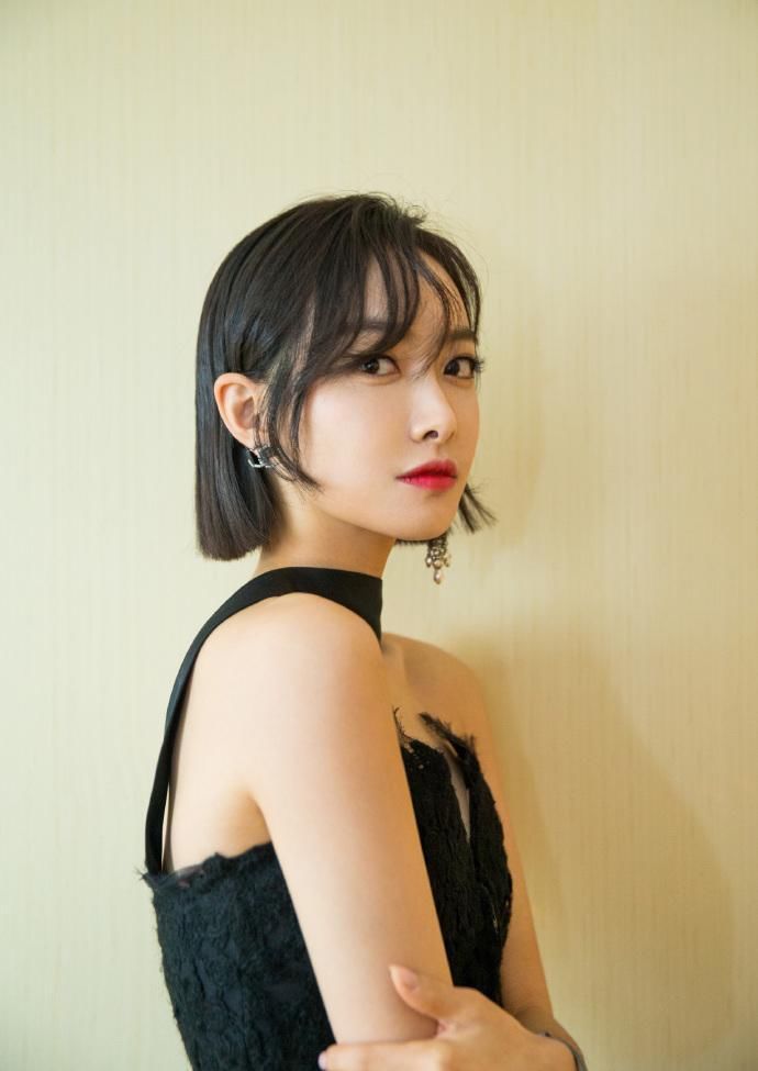 宋茜亮相风尚大典 身着黑色蕾丝连衣裙 网友：优雅性感的女人