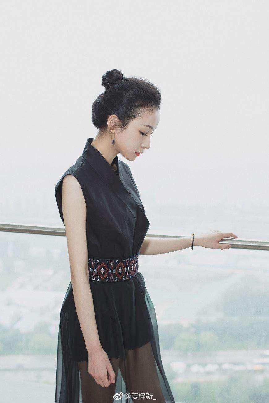 “明玉”美的不是很惊艳，但很清纯，只有82斤的她怎么穿都好看!