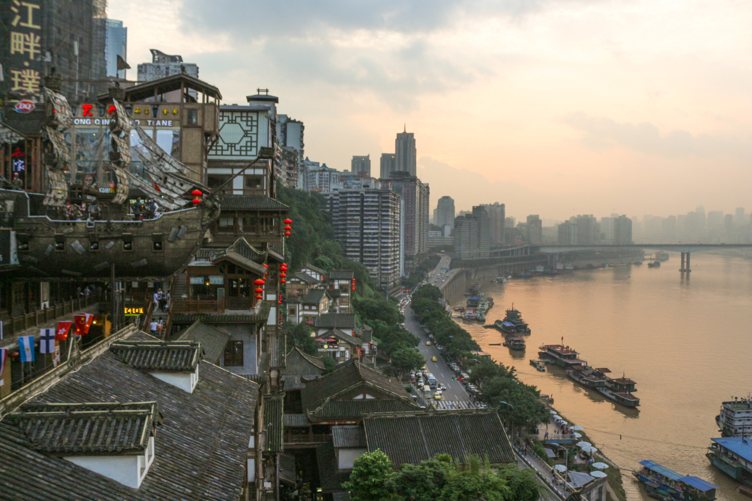 纵观整条长江线的众多城市，山城重庆或许是最特别的那个