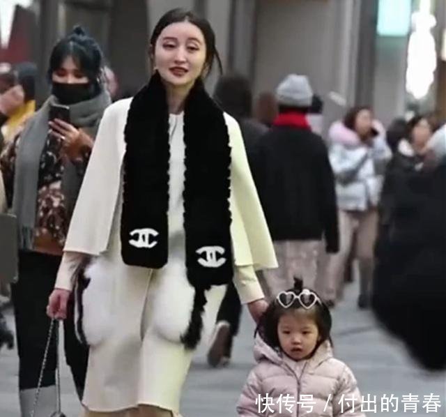 辣妈@母女穿搭太抢镜，网友明星出街也不过如此，美女辣妈带女儿逛街