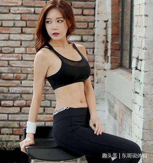 穿打底裤的美女：小姐姐双腿更加纤细立体，吸引路人无数！