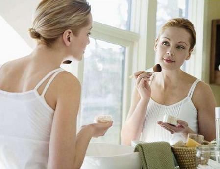 蒋勤勤化浓妆拍孕照惹争议，怀孕真要跟化妆护肤绝缘？