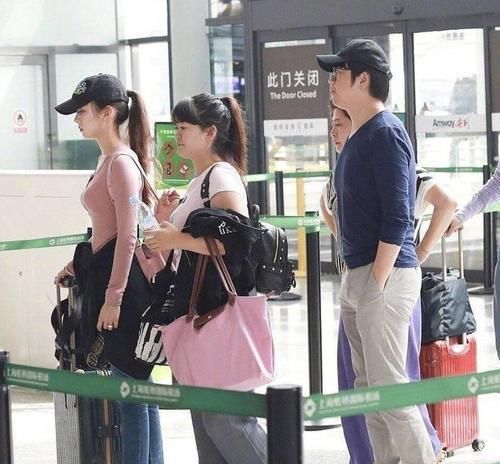  「堪称」吉娜堪称人间芭比，同款针织衫秀身材穿一年也不腻，普通人不敢穿