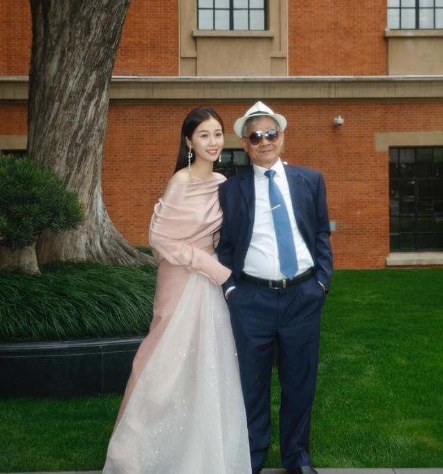  『吊带』因下一站幸福取得成功吸粉，今穿乳白色吊带连衣裙扎麻花辫，柔美甜美时尚潮流