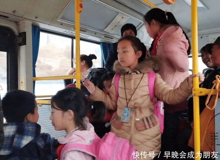  「公交车」五岁男孩坐公交车，被大妈强行拽起来，男孩一番话，