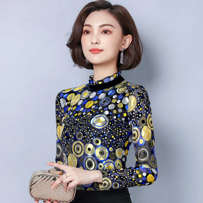 不得不说!53岁妈妈有眼光，穿了这款套装，秒变古典女神