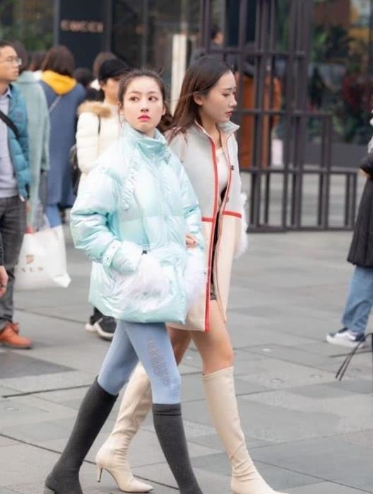 『气质』街拍:气质优雅的美女,一件白色衬衫配半身裙,时尚气质女神