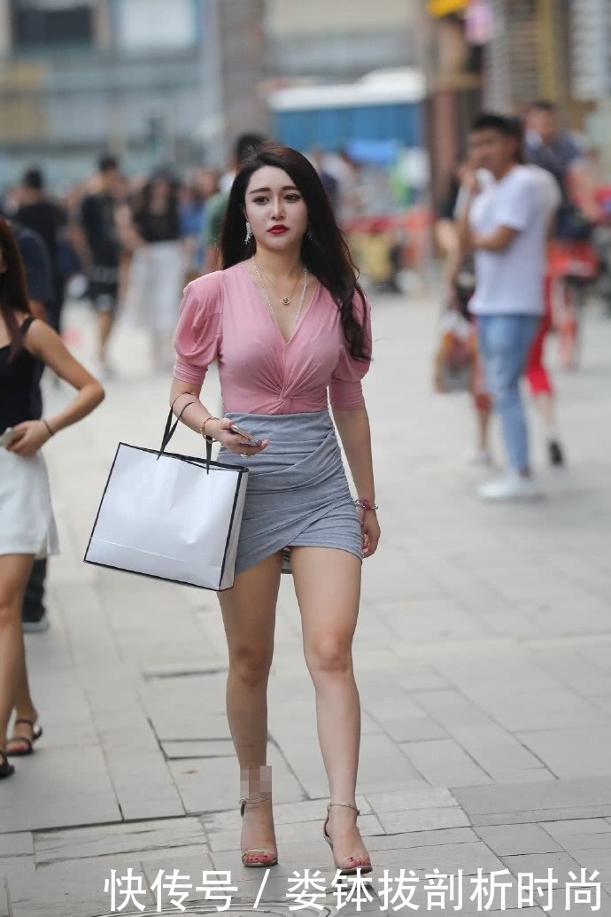 路人街拍,肉色一字带的高跟鞋,很有线条美感,十分性感迷人!