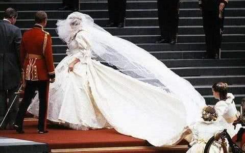  「感觉」世纪婚礼曝光！戴安娜穿婚纱对花童玩摸头杀，惹得查尔斯开怀大笑