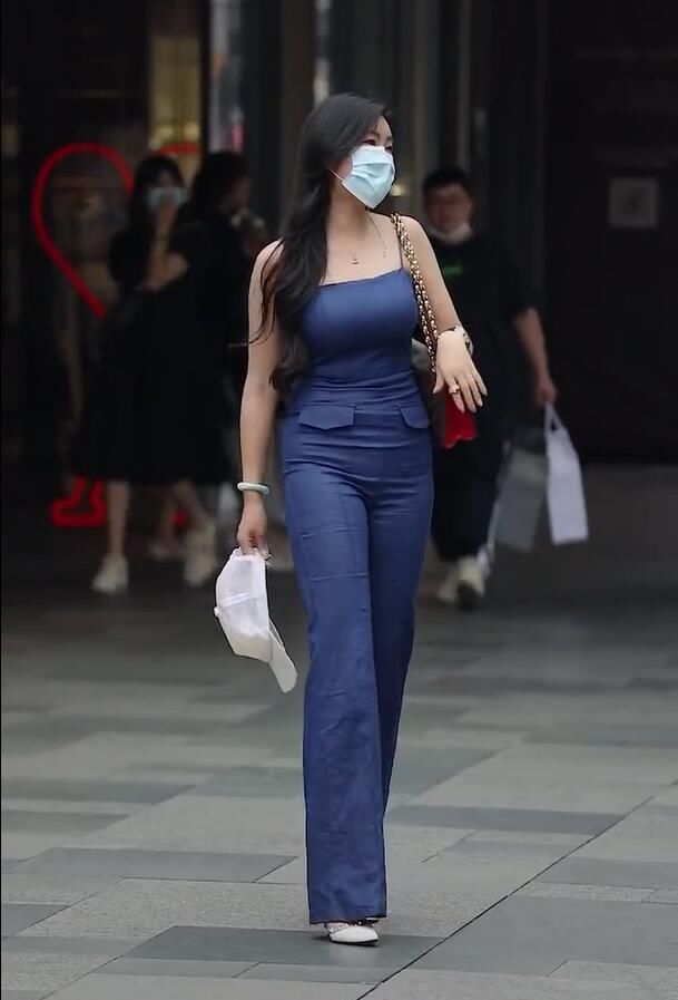  喇叭裤：喇叭裤美女很耐看，轻熟也大胆尝试的花样