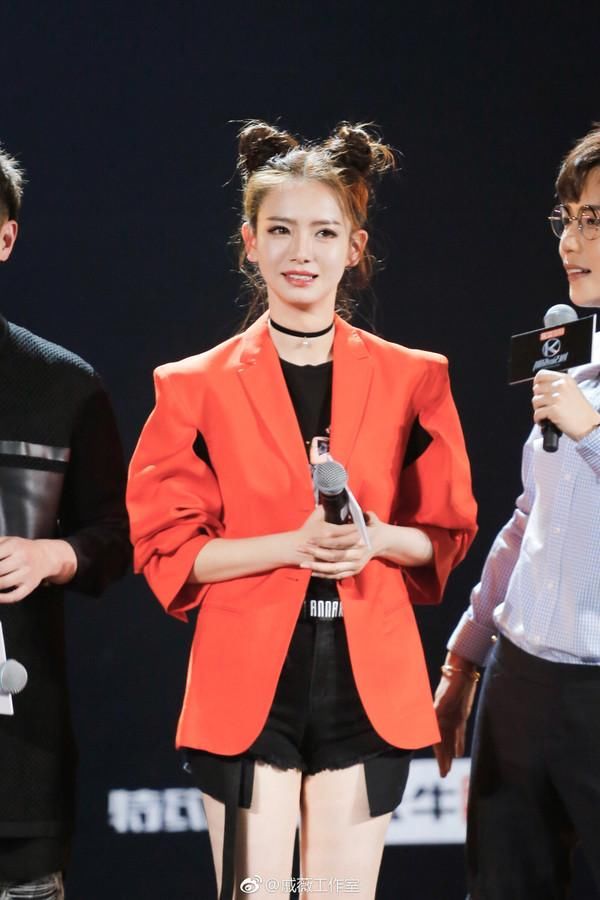 戚薇又来刷三观，私服穿搭可攻可仙的她变身成时髦精？