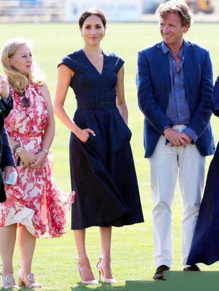 梅根王妃两度获选时尚偶像奖，和哈里王子的情侣装太登对啦！